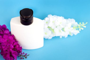 Beyaz küçük şişe ve leylak dalı. Beyaz Lila. Leylak sakin ol