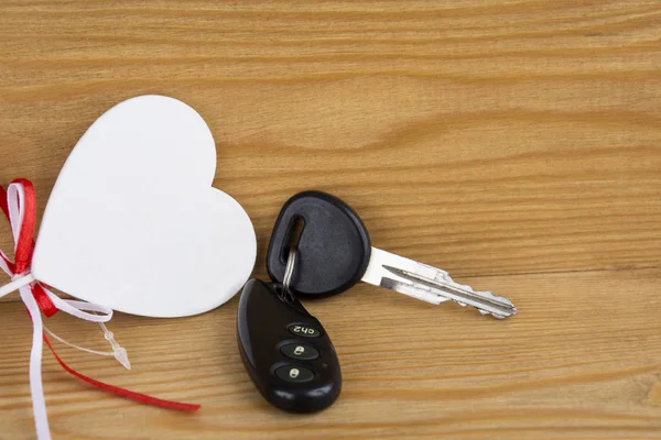 Hediyelik araba anahtarları. Anahtarlar ve dekoratif kalp beyazlık. Araba alarmı. B