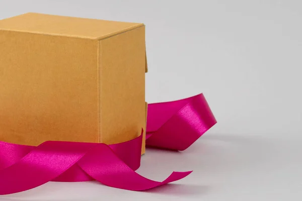 Caixa de cartão. Caixa fechada num fundo branco. Caixas de presente com fitas rosa. Aniversário . — Fotografia de Stock