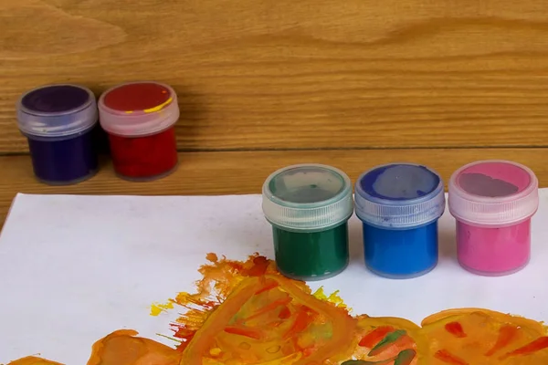 Guaj kutular ahşap arka plan üzerinde renkli, çizim için boya. Ana ve Okulu. Çok renkli boya. Çocukların yaratıcılık. Yağlı boya ve guaj paletle. İşyeri sanatçı