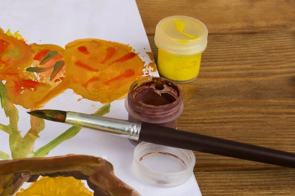 Guaj kutular ahşap arka plan üzerinde renkli, çizim için boya. Ana ve Okulu. Çok renkli boya. Çocukların yaratıcılık. Yağlı boya ve guaj paletle. İşyeri sanatçı