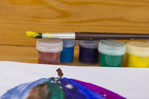 Guaj kutular ahşap arka plan üzerinde renkli, çizim için boya. Ana ve Okulu. Çok renkli boya. Çocukların yaratıcılık. Yağlı boya ve guaj paleti