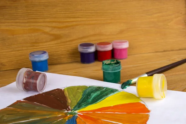 Guaj kutular ahşap arka plan üzerinde renkli, çizim için boya. Ana ve Okulu. Çok renkli boya. Çocukların yaratıcılık. Yağlı boya ve guaj paleti