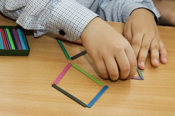 Kinder spielen. Lernspiele. ein Kind im Kindergarten. die Hände eines Kindes. Finger Baby. Spiele für kleine Kinder Stockbild