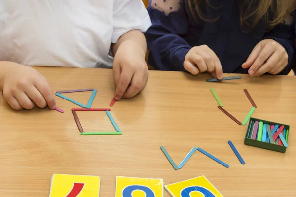 Çocuklar oynuyorlar. Eğitsel Oyunlar. Bir çocuk anaokulu. Bir çocuk elleri. Parmak bebek. Genç çocuklar için oyunlar