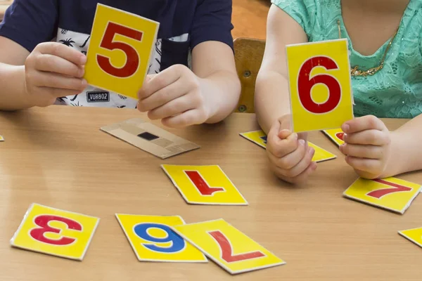 Kinder spielen. Lernspiele. ein Kind im Kindergarten. die Hände eines Kindes. Mathematik. Karten für die Entwicklung lizenzfreie Stockbilder