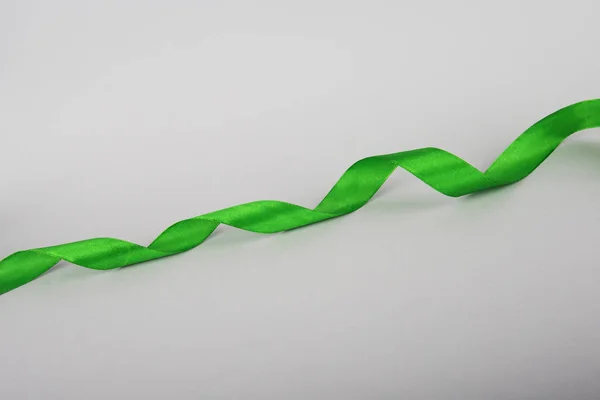 Yeşil şerit üzerinde gri bir arka plan. Jimnastik için şerit. Hediye için şerit