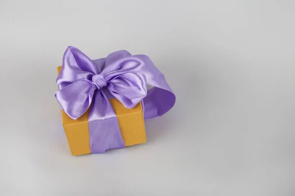 Caixa de presente com fita lilás. Um presente numa caixa de cartão. Aniversário — Fotografia de Stock