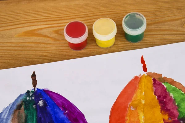 Çocuk suluboya, resim boya. Çocuk çizimi. Renkli. Çizim için albüm. Anaokulu ve okul