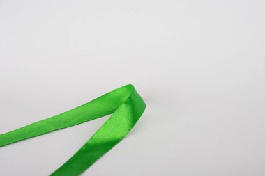 Yeşil şerit üzerinde gri bir arka plan. Jimnastik için şerit. Hediye için şerit