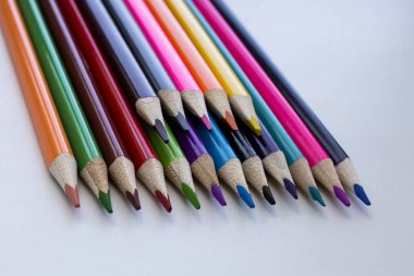 Beyaz bir arka planda renk kalemler, renkli kalemler bir çizgi. Kalem seti. Çocuk yaratıcılığı. Kalem ile çizim