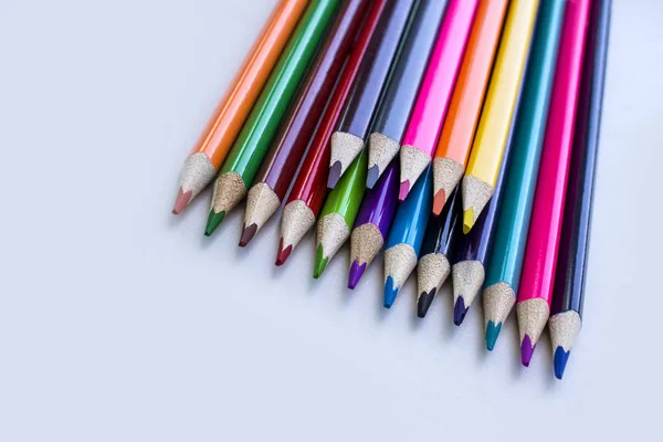 Beyaz bir arka planda renk kalemler, renkli kalemler bir çizgi. Kalem seti. Çocuk yaratıcılığı. Kalem ile çizim