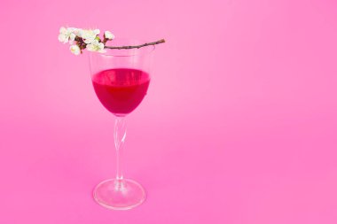 Çiçeklerle taze lezzetli kiraz içeceği. Kirazlı kırmızı kokteyl. Ferahlatıcı yaz içeceği kırmızı