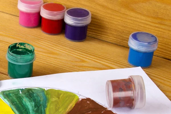 çocukların yaratıcılık. Boya çizim. boya 12 renk. Renk paleti. Ahşap arka plan üzerine boyar. Suluboya boyar. ressamın atölye