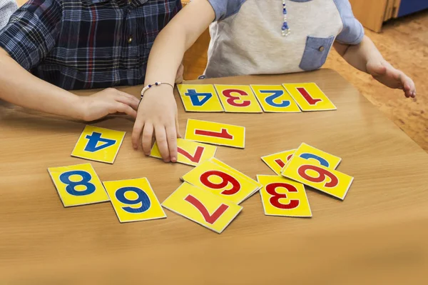 Kinder spielen. Lernspiele. ein Kind im Kindergarten. die Hände eines Kindes. Mathematik. Karten für die Entwicklung lizenzfreie Stockfotos