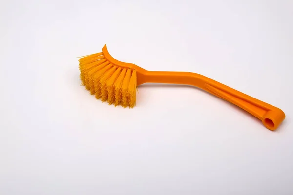 Beyaz arka planda masaj fırçası. Turuncu masaj fırçası. Banyolar için kozmetik ve aksesuarlar. Doğal kıl masaj fırçası. Selülitin önlenmesi, cilt bakımı