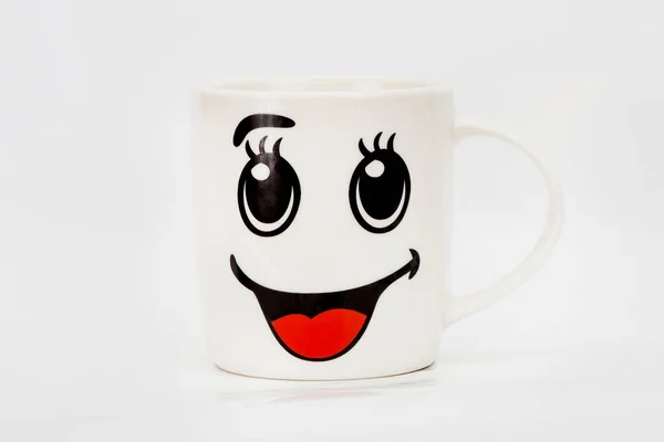 Caneca Branca Com Rosto Sorridente Sorriso Fundo Branco Caneca Branca — Fotografia de Stock