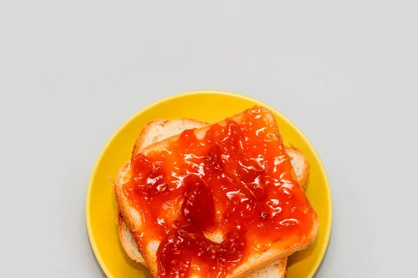 Brot Und Marillenmarmelade Auf Weißem Hintergrund Toast Mit Marmelade Dessert — Stockfoto