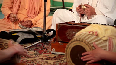 Geleneksel Hint müzik aletleri ve meditasyon oynamaya Krishna