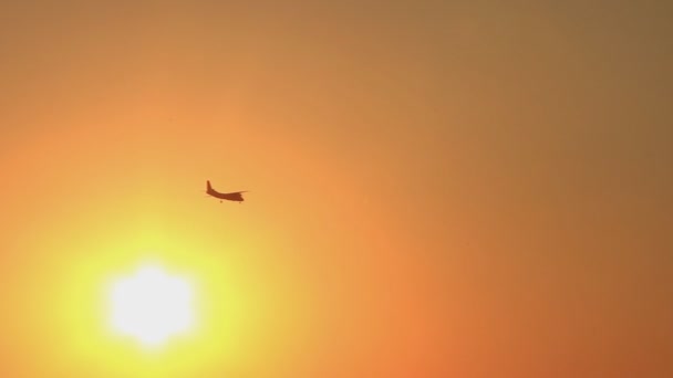 Avión Vuela Través Del Cielo Durante Hermoso Atardecer — Vídeos de Stock