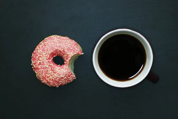 Donut Mordido Esmalte Rosa Xícara Café Fundo Escuro Vista Cima — Fotografia de Stock