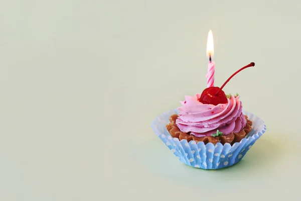 Tarta Cumpleaños Con Cereza Crema Rosa Vela Encendida Para Cumpleaños — Foto de Stock