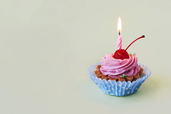 Gâteau Anniversaire Avec Cerise Crème Rose Bougie Brûlante Pour Anniversaire — Photo