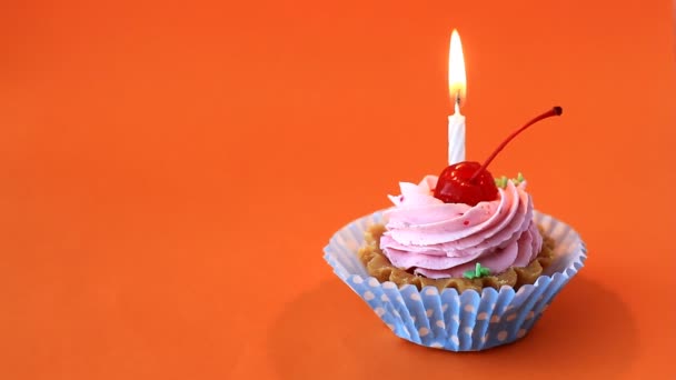 Bolo Aniversário Com Cereja Creme Rosa Vela Ardente Para Aniversário — Vídeo de Stock