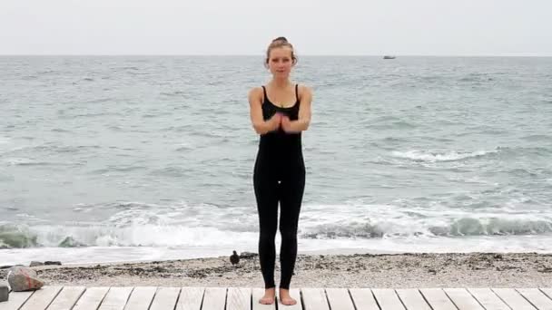 Νεαρή Γυναίκα Κάνει Γιόγκα Στην Παραλία Πρωί Καλοκαιρινή Μέρα Νεαρή — Αρχείο Βίντεο