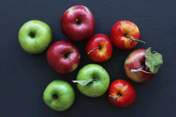 Manzanas Sobre Fondo Oscuro Manzanas Verdes Rojas — Foto de Stock