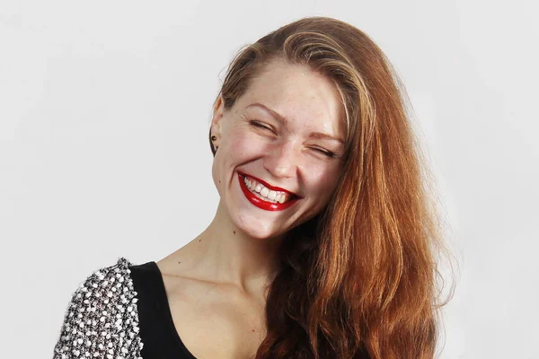 Menina Com Cabelos Avermelhados Longos Batom Vermelho Está Rindo Feliz — Fotografia de Stock