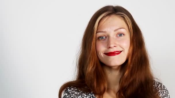 Jonge Vrouw Met Lang Rood Haar Rode Lippenstift Kijkt Naar — Stockvideo