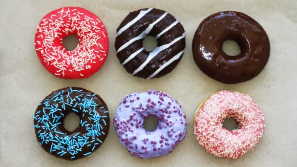 Donuts Cores Diferentes Papelão Vista Superior Animação Stop Motion Full — Vídeo de Stock