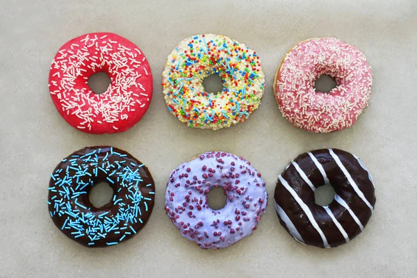 Donuts Différentes Couleurs Sur Carton Vue Dessus — Photo