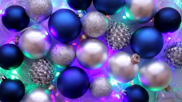 Bolas Navidad Colores Azul Blanco Wiht Guirnalda Intermitente Iluminado — Vídeo de stock