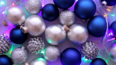 Noel topları yanıp sönen ışıklı garland ile mavi ve beyaz renklerde