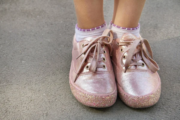 容姿の美しさの輝きと靴ひもライトのピンク色スニーカーでプレイセラピイ足 — ストック写真