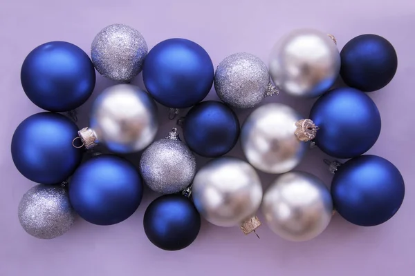 Χριστουγεννιάτικες Μπάλες Μπλε Και Λευκά Χρώματα Λιλά Φόντο — Φωτογραφία Αρχείου