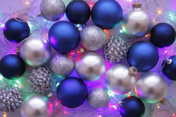 Χριστουγεννιάτικες Μπάλες Μπλε Και Λευκά Χρώματα Φωτισμένη Γιρλάντα — Φωτογραφία Αρχείου