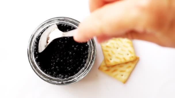 Main Féminine Est Agite Caviar Noir Avec Cuillère Argent Dans — Video