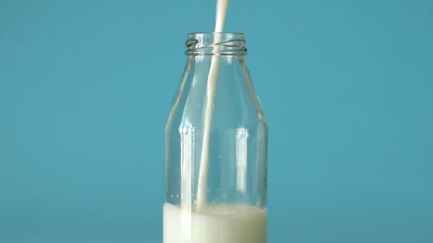 Молоко Наливають Скляну Пляшку Свіже Фермерське Молоко Добре Підходить Дитячого — стокове відео