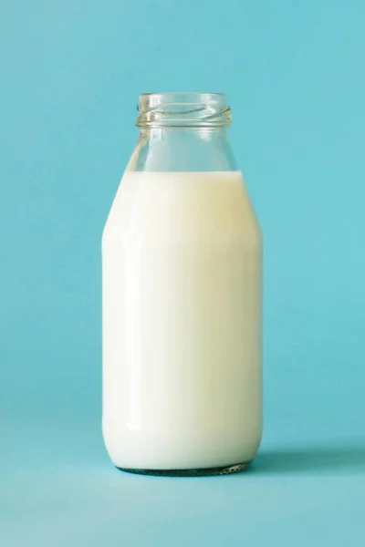 Lait Ferme Frais Bouteille Verre Isolé Sur Fond Bleu Gros — Photo