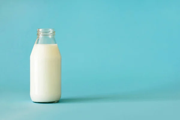 Leche Fresca Botella Vidrio Aislada Sobre Fondo Azul Con Lugar — Foto de Stock