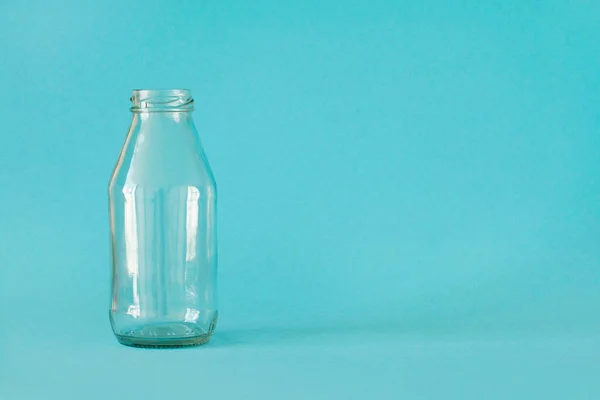 Пустая Бутылка Молока Изолированы Синем Фоне Местом Текста Вид Спереди — стоковое фото