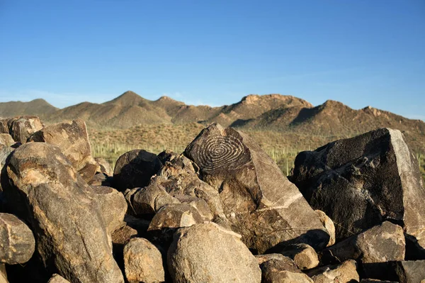 空の上に古代ネイティブ アメリカンのロックアート芸術を特色の風景します — ストック写真