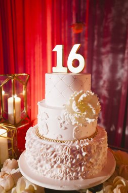 Sweet 16 parti süslü pasta
