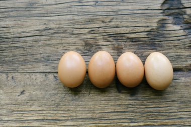 mükemmel bir çiftlik masaya dizilmiş 4 taze yumurta