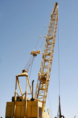 Mobil vinç ve mavi gökyüzü