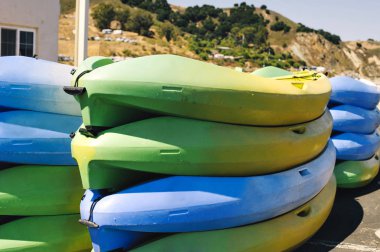 Renkli kayaks iskelede dinlenme