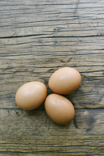 3 taze yumurta pişirmeye hazır bir çiftlik masada